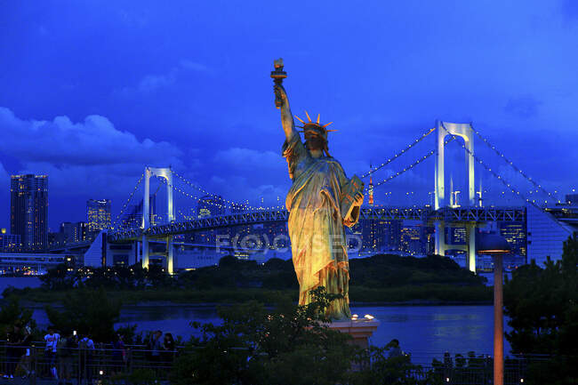 Japón, Tokio. Bahía de Tokio, Odaiba. Estatua de la libertad. - foto de stock