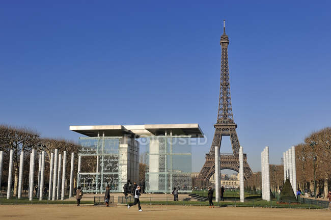 Paris, Champ de Mars, Eiffel Tower and the Mur de la Paix (Freedom wall) — Stock Photo