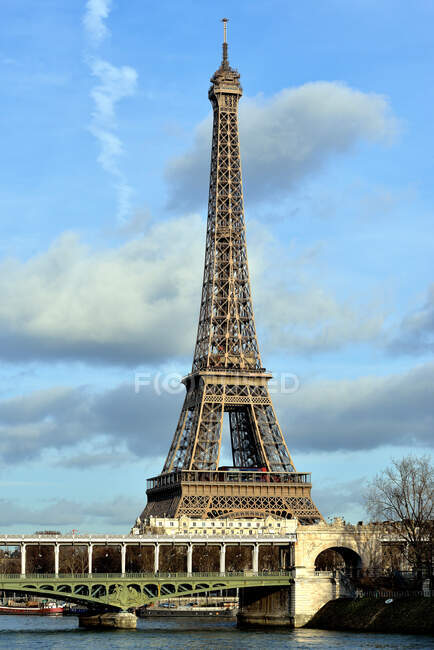 França, Paris, Torre Eiffel, vista da Maison de la Radio no cais Kennedy — Fotografia de Stock