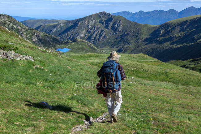 França, Ariege, Pirinéus, mochileiro vagueando perto de pico Ruhle — Fotografia de Stock