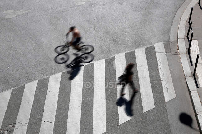 Parigi. Dodicesimo distretto. Vista da Green Casting Rene-Dumont. Pedone e ciclista che attraversano una strada sul passaggio pedonale. — Foto stock