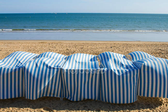 Франція, Ла Боул, вітер дме в наметах на пляжі.. — стокове фото
