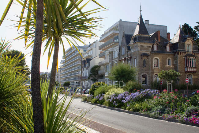 Francia, La Baule, edificio sull'argine. — Foto stock