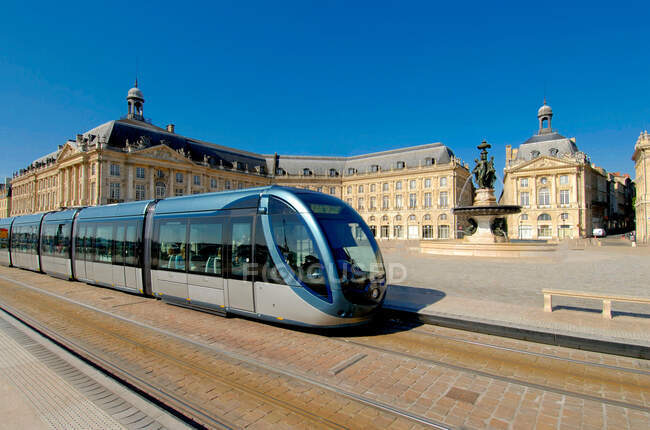 France, Nouvelle-Aquitaine, Gironde, Bordeaux, Tramway devant la Place de la Bourse — Photo de stock