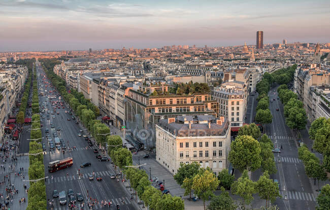 Франция, Иль де Франс, Париж, 8-й округ, вид на Шарль-эль-Шейх и авеню Марсо с Триумфальной арки, городской пейзаж — стоковое фото