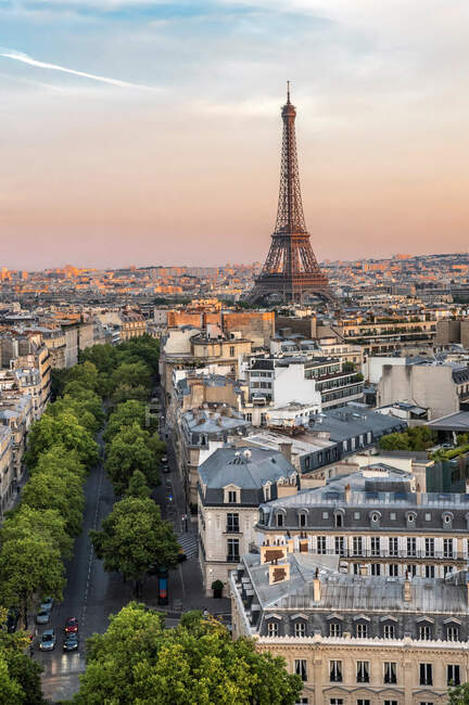 Франція, Іль-де-Франс, Париж, 8-й округ, Ейфелева вежа з Тріумфальної арки, ввечері — стокове фото