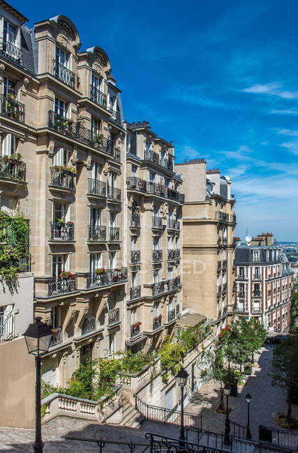 France, Ile de France, Paris, 18ème arrondissement, Haussmann style bâtiments et escaliers rue MontCenis, Montmartre — Photo de stock