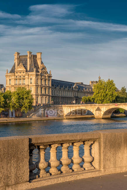 Франція, Іль-де-Франс, Париж, 7-й округ, Палац Лувр і Понт Рояль з Куай Вольтер — стокове фото