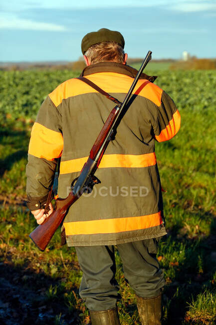 Dipartimento di Aisne. Stagione di caccia grossa (autunno). Hunter a piedi al sito di monitoraggio. — Foto stock
