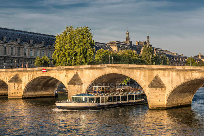 Frankreich, Ile de France, Paris, 7. Arrondissement, Palais du Louvre und Pont Royal an der Seine — Stockfoto