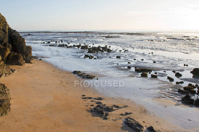 Francia, La Berneire-en-Retz, Cr? ve-Coeur Spiaggia con bassa marea in inverno. — Foto stock