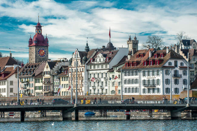 Suíça, Lucerna, cidade velha às margens do Lago Lucerna — Fotografia de Stock