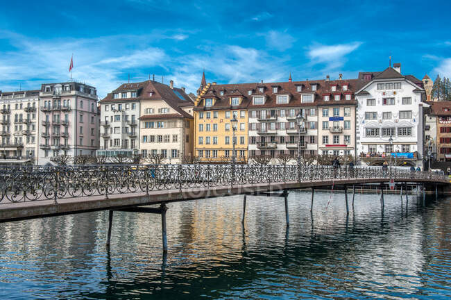 Suiza, Lucerna, pasarela peatonal sobre el Reuss - foto de stock