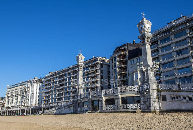 Іспанія, Країна Басків, Сан-Себастьян, будівлі на краю пляжу Ла-Конча. — стокове фото