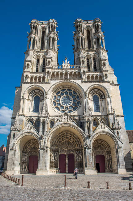 Francia, Aisne, Laon, Via di San Giacomo, Cattedrale di Notre-dame, facciata sud della cattedrale di Notre-Dame — Foto stock