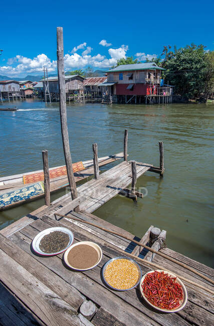 Myanmar, Regione di Shan, lago Inle, piatti di semi sul pontone di una casa, peperoncini, mais, sesamo, tè verde — Foto stock