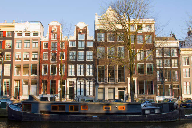 Нидерланды, Амстердам, канал Зингель. — стоковое фото