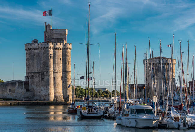 Francia, Charente-Maritime, La Rochelle, Vieux Port y la Torre de San Nicolás y la Torre de La Chaine - foto de stock