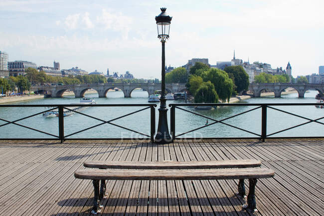 Франція, Париж, Пон де Арт, сидіння і вулична лампа. — стокове фото