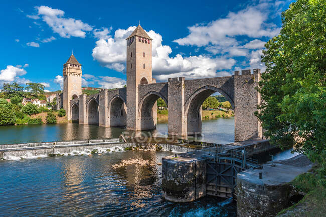 Francia, Lot, Quercy, Cahors, Valentre puente sobre el río Lot - foto de stock