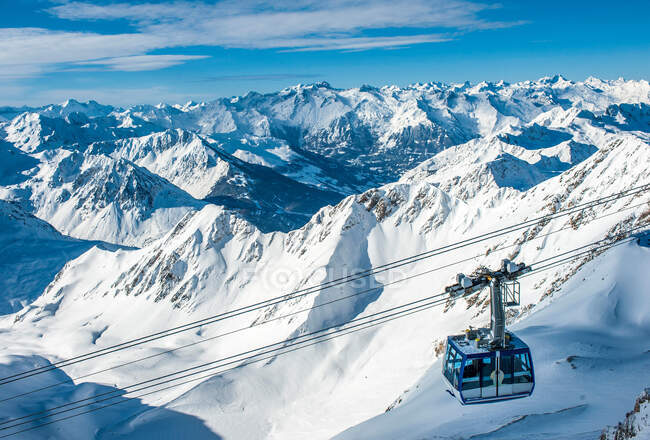 France, Hautes Pyrenees, La Mongie, snow-covered panorama seen from the Pic du Midi de Bigorre Observatory (20877m) and cable car booth — Stock Photo