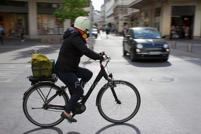 Francia, Nantes, ciclista en el centro de la ciudad. - foto de stock