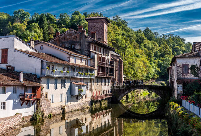 France, Basque Country, houses on the edge of the Nive river in Saint-Jean-Pied-de-Port — Stock Photo