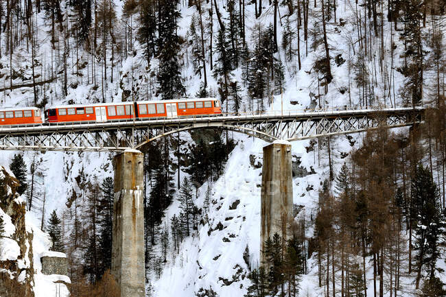 Suíça, Cantão de Vaud, estância de esqui de Zermatt, ferrovia de Gornergrat em um viaduto — Fotografia de Stock