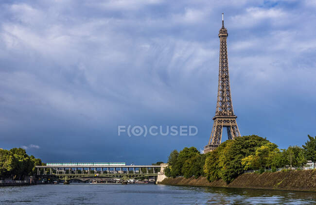 France, 15th arrondissement  of Paris, Eiffel Tower, ?le aux Cygnes and pont de Bir-Hakeim over the Seine river — Stock Photo