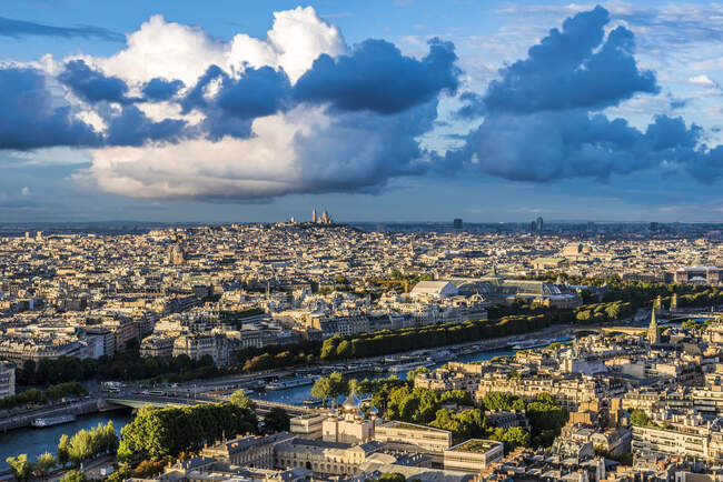 Francia, París, vista desde la Torre Eiffel (desde la Catedral Ortodoxa de la Santísima Trinidad hasta la Basílica del Sagrado Corazón de París) - foto de stock