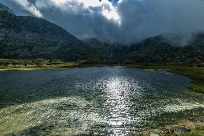 Francia, Pirineos Ariegeoises Parque Natural Regional en la tormenta, Lagos Bassies, GR 10 - foto de stock