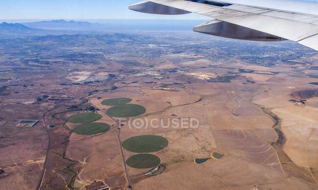 Южная Африка, с высоты птичьего полета над провинцией Северный Мыс, орошаемые кольца урожая в пустыне — стоковое фото