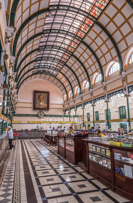 Vietnam, Ho Chi Minh Ville (Saigón), interior de la Oficina Central de Correos (estructura de acero del taller Eiffel, siglo XIX)) - foto de stock