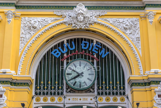 Relógio horário fora dos Correios Centrais no Vietnã — Fotografia de Stock