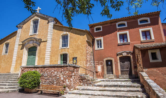 France, Vaucluse, church of Saint Michel de Roussillon. Plus Beaux Villages de France — Stock Photo