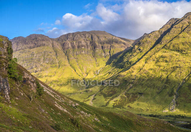 Europe, Great Britain, Scotland, Highlands and Lochaber Geopark, Glen Coe valley, place of Hagrid's hut replica (Harry Potter movie) and filming of the Skyfall movie (James Bond) — Stock Photo