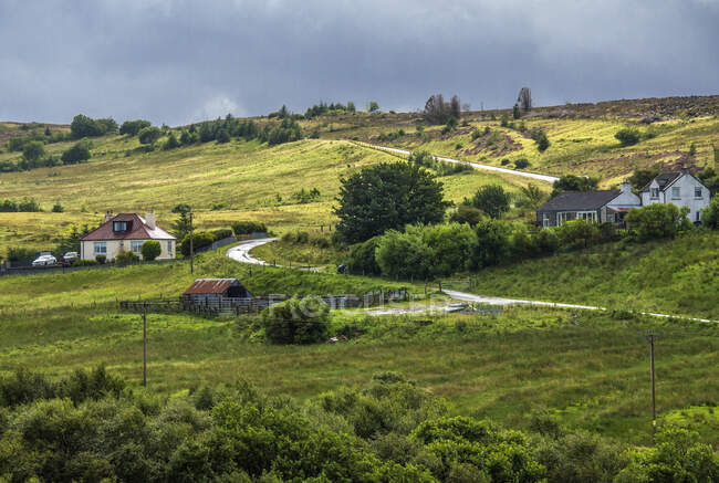 Europa, Gran Bretaña, Escocia, Hébridas, Isla de Skye, granjas en la península de Trotternish - foto de stock