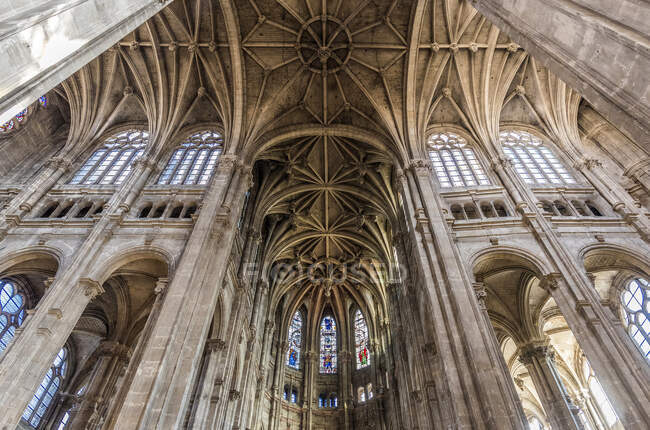 Франція, 1-й округ Парижа, нава і трансепти церкви Сен-Есташ. — стокове фото