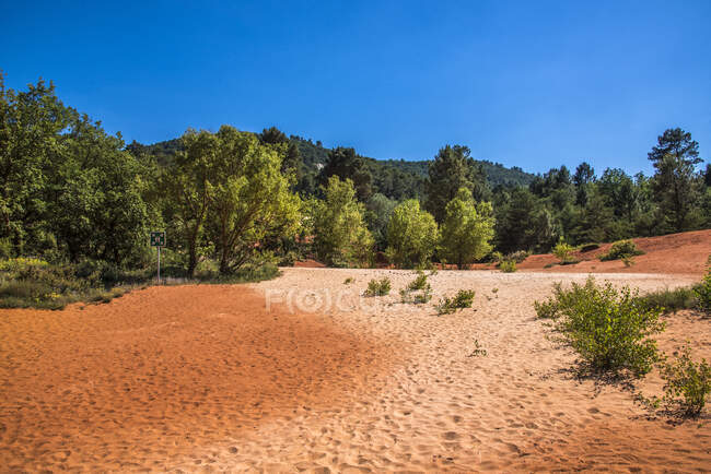 France, Vaucluse, Rustrel, Provencal Colorado landscape — стокове фото