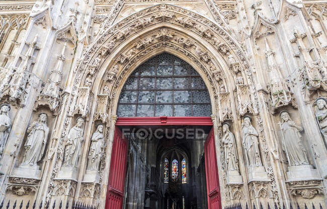 Francia, 4º arrondissement de París, Iglesia del pórtico ogival de estilo gótico de Saint-Merri - foto de stock