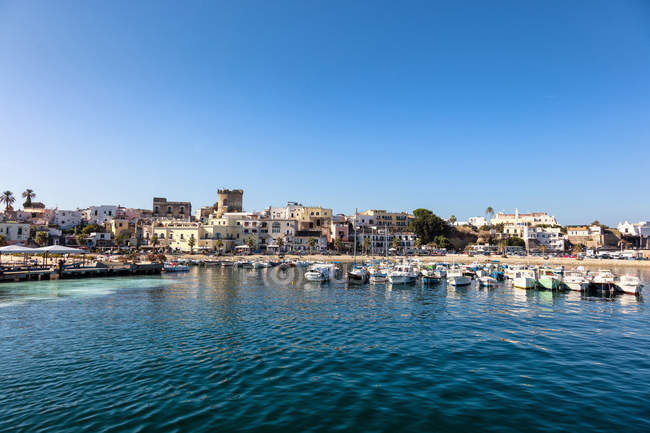 Puerto de Forio, Ischia, Golfo de Nápoles, Región de Campania, Italia - foto de stock