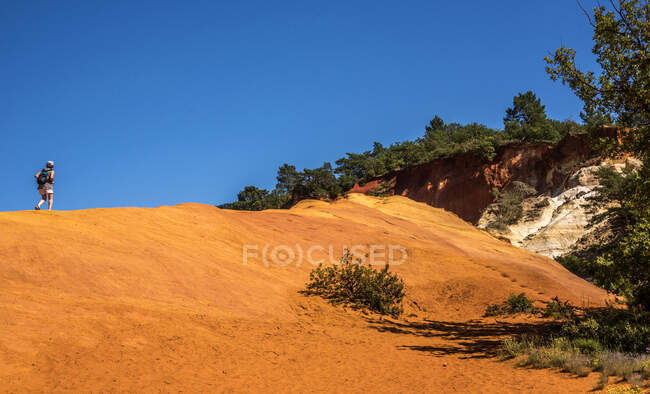 Francia, Vaucluse, Rustrel, Provenza Colorado paesaggio — Foto stock