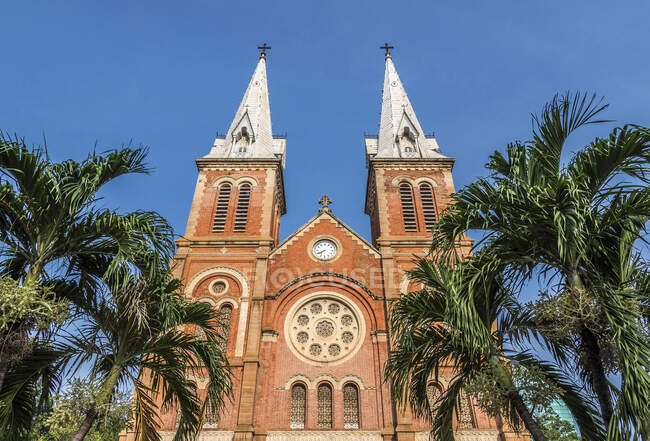 Vietnam, Ho Chi Minh Ville (Saigon), façade de la cathédrale catholique Notre-Dame (architecte Jules Bouraud, XIXe siècle)) — Photo de stock