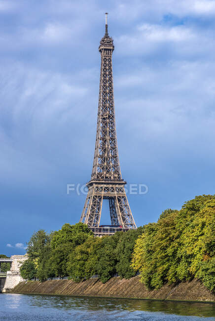 France, 15th arrondissement of Paris, Eiffel Tower and ?le aux Cygnes over the Seine river — Stock Photo