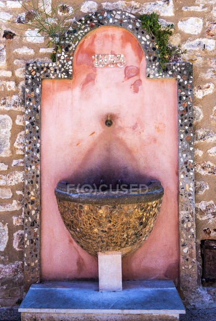France, Vaucluse, village de Roussillon, fontaine (Plus Beaux Villages de France - Les plus beaux villages de France) — Photo de stock