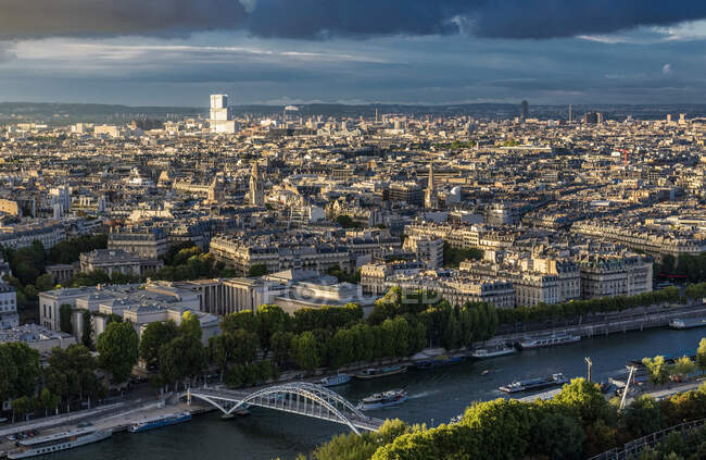 Francia, Parigi, vista dalla Torre Eiffel verso nord (fiume Senna, passerella Debily, dal Palais de Tokyo al palazzo di giustizia Porte de Clichy) — Foto stock
