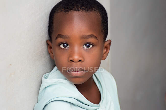 That child against the wall , fixed camera. — Stock Photo