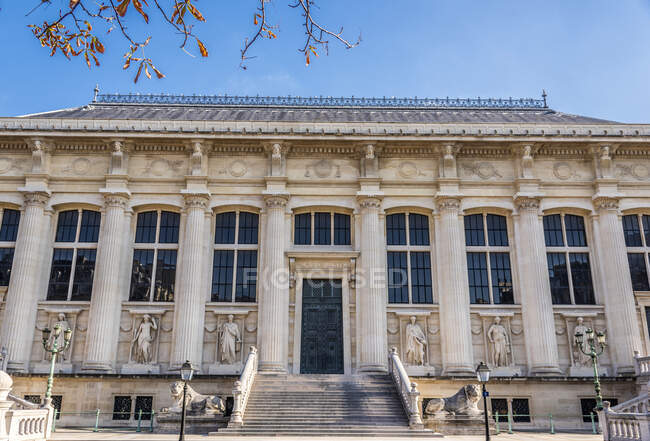 Francia, París, 1er distrito, Ile de la Cite, Place Dauphine, palacio de justicia - foto de stock