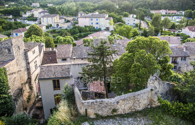 França, Vaucluse, vista mergulhando nos telhados de Malaucene do antigo castelo — Fotografia de Stock