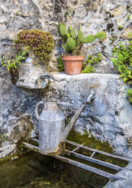 Fontaine avec arrosoir en France, Vaucluse — Photo de stock